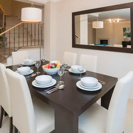 Dom wakacyjny Elegant House With Pool By Homing